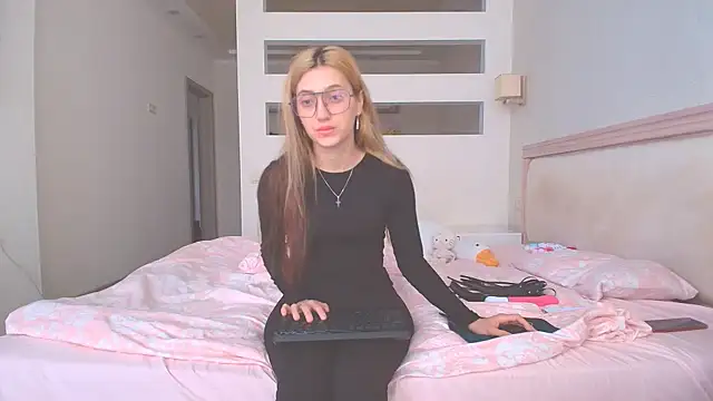 Snapshot of Iren chatting on October 2, 2025, 10:44 am Iren online show from October 2, 2025, 10:44 am