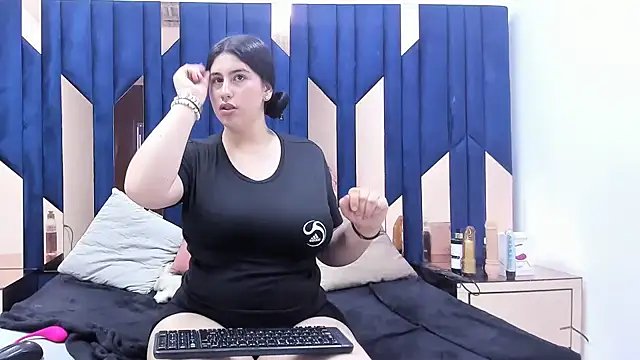 Criistaal  online show from February 27, 2025, 4:41 am