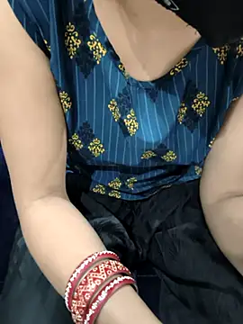 kaveerpooja947 online show from April 16, 2026, 4:52 pm