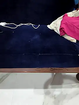 kaveerpooja947 online show from April 18, 2026, 8:09 pm