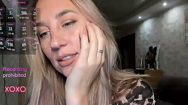 lady Nati online show from November 9, 2025, 3:43 pm