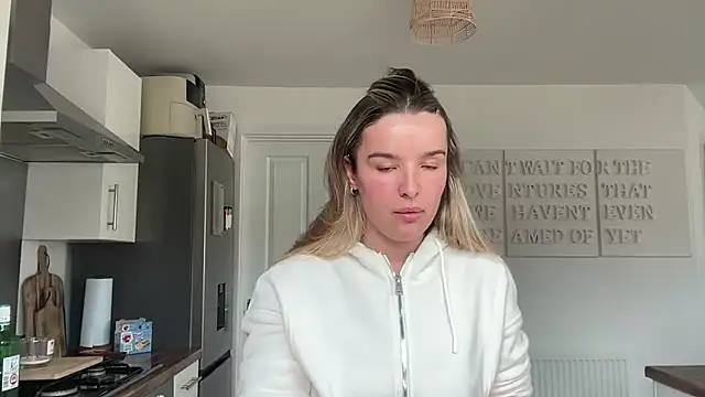 maisiesmithx online show from April 17, 2026, 3:37 pm