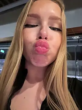 mur girl online show from December 3, 2024, 1:54 pm