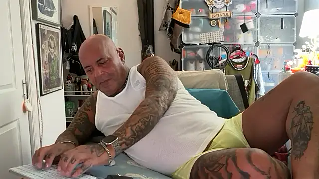 Snapshot of joeytatts66 chatting on October 14, 2025, 1:06 am joeytatts66 online show from October 14, 2025, 1:06 am