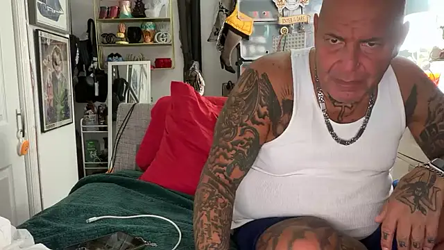 joeytatts66 online show from November 15, 2025, 4:54 am