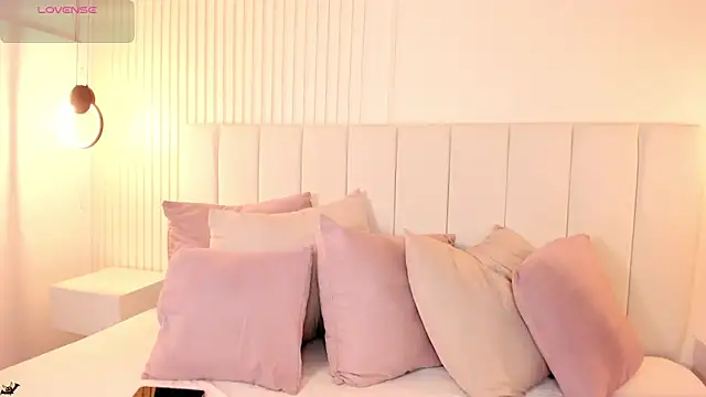 natali henao online show from November 25, 2025, 9:59 pm