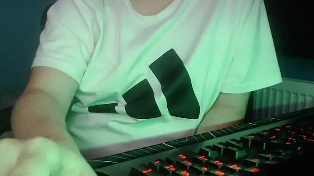 Snapshot of Scotland_100 chatting on November 24, 2025, 7:02 pm Scotland 100 online show from November 24, 2025, 7:02 pm