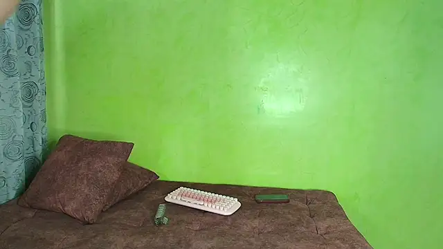 Snapshot of YellowCouple chatting on October 1, 2025, 3:29 pm YellowCouple online show from October 1, 2025, 3:29 pm