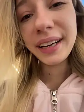 Lia  Love online show from November 17, 2025, 12:11 pm