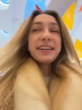 Lia  Love online show from November 27, 2025, 12:29 pm