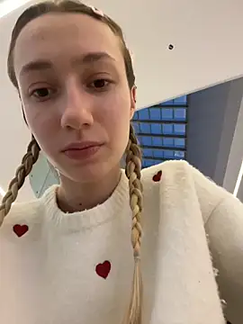 Lia  Love online show from December 16, 2025, 1:05 pm