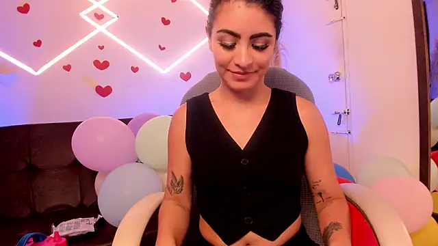 lunaalynch online show from April 14, 2026, 11:55 pm