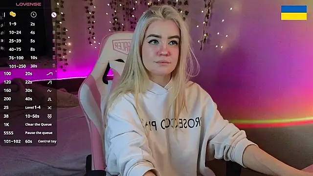 RedVelveten online show from September 29, 2025, 7:40 pm