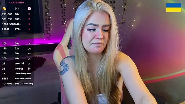 RedVelveten online show from October 2, 2025, 8:27 pm