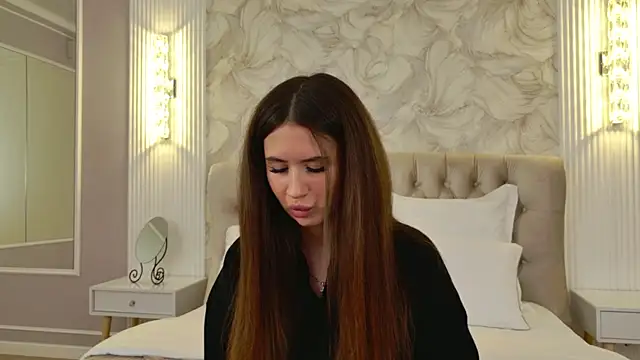 milaleoneli online show from September 21, 2025, 3:02 pm