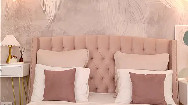 milaleoneli online show from March 24, 2026, 2:33 pm