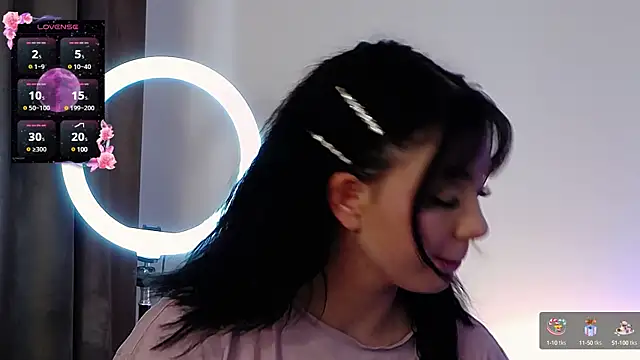 AveryWillow online show from March 5, 2025, 2:45 pm