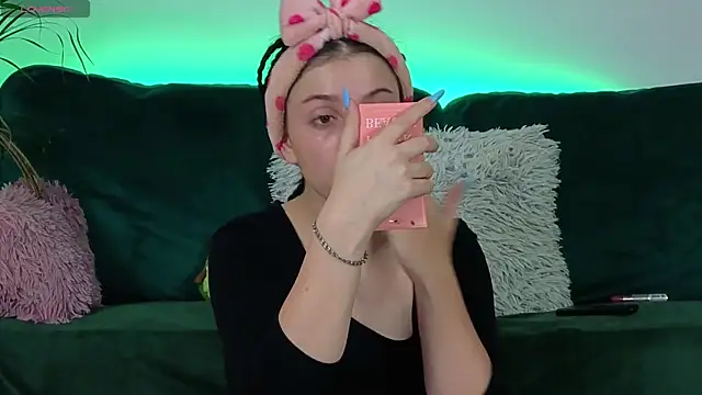 AveryWillow online show from September 30, 2025, 4:28 am