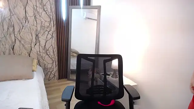 Snapshot of MartinaGuzmann chatting on February 22, 2025, 1:33 am MartinaGuzmann online show from February 22, 2025, 1:33 am