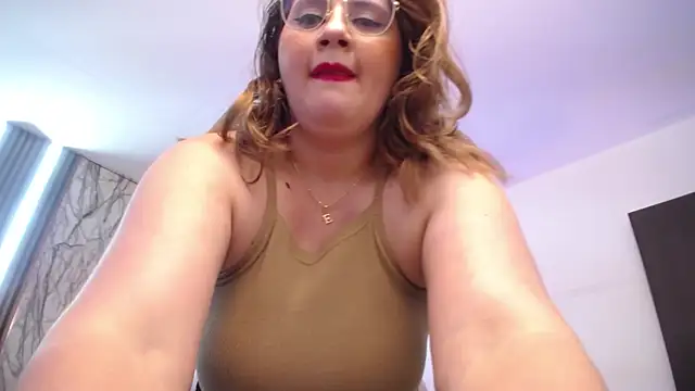 Snapshot of MartinaGuzmann chatting on March 2, 2025, 9:53 am MartinaGuzmann online show from March 2, 2025, 9:53 am