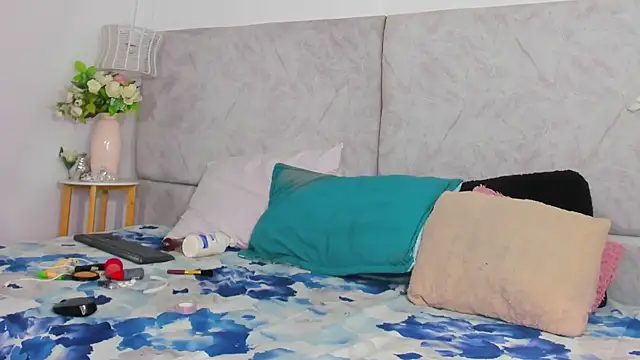 naomiii   online show from October 23, 2025, 11:42 am