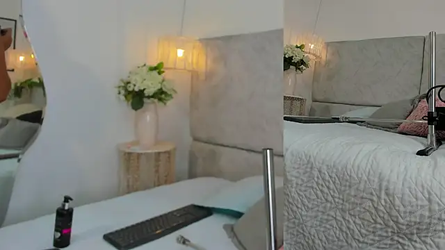 naomiii   online show from November 14, 2025, 11:53 am