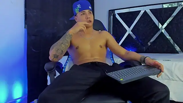 Snapshot of SantiagoReyesFtt chatting on December 31, 2024, 1:47 am SantiagoReyesFtt online show from December 31, 2024, 1:47 am