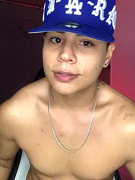 Snapshot of SantiagoReyesFtt chatting on October 22, 2025, 5:08 am SantiagoReyesFtt online show from October 22, 2025, 5:08 am