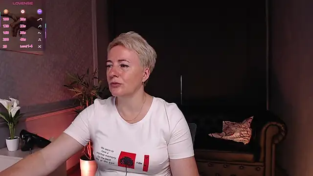Snapshot of Nika_Smit chatting on July 5, 2026, 5:14 am Nika Smit online show from July 5, 2026, 5:14 am