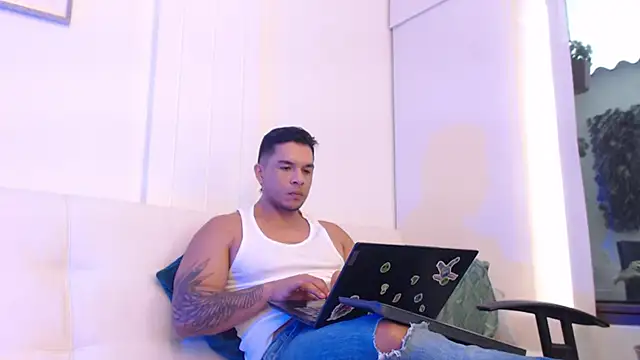 estebandelouis online show from March 5, 2025, 2:34 pm