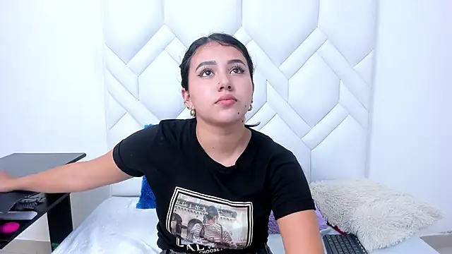 Analia18  online show from November 14, 2025, 1:32 pm