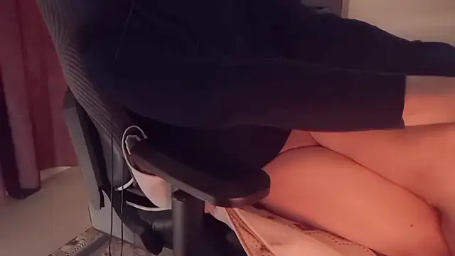 meow199410 online show from October 28, 2025, 11:40 pm