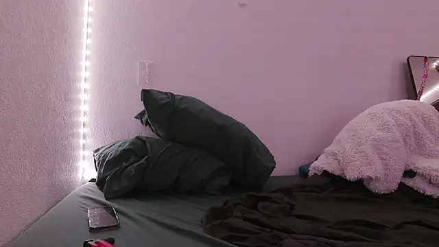 Snapshot of bearcloudcomputa chatting on October 7, 2025, 6:10 am bearcloudcomputa online show from October 7, 2025, 6:10 am