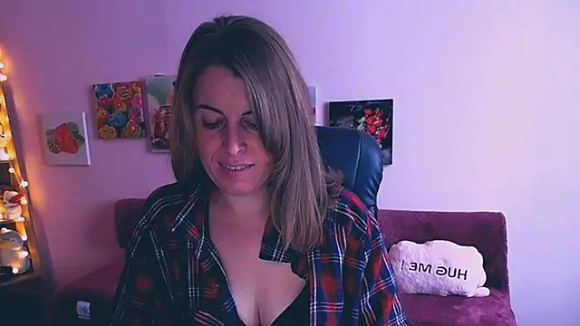 Hot Milady online show from February 18, 2025, 8:16 am