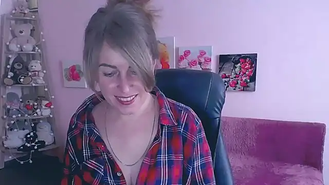 Hot Milady online show from March 21, 2025, 8:39 am