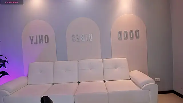 ValeriaRoldanX online show from April 19, 2026, 10:25 am