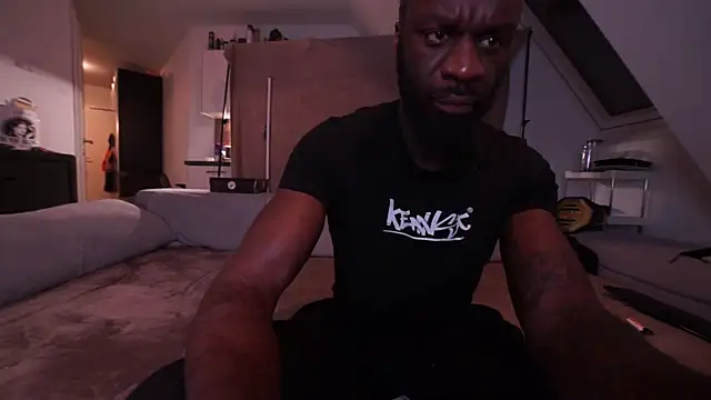 MacTroy online show from January 4, 2025, 8:05 pm