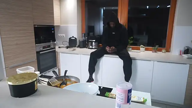 MacTroy online show from October 9, 2025, 6:17 pm