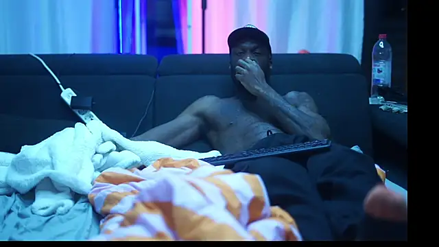 MacTroy online show from October 13, 2025, 8:31 pm