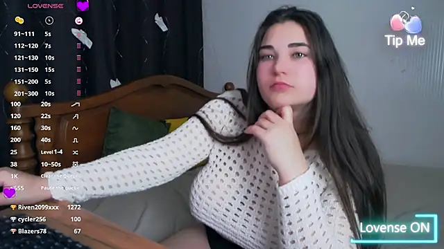 Lillianhot68 online show from February 3, 2025, 2:24 pm