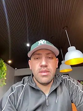 JuanZapata33 online show from February 7, 2025, 7:27 pm