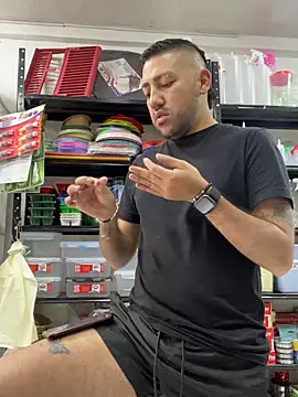 JuanZapata33 online show from September 17, 2025, 2:52 pm