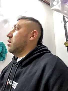 JuanZapata33 online show from September 19, 2025, 11:05 pm