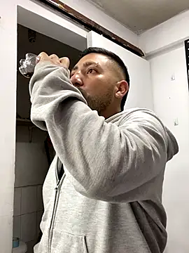 JuanZapata33 online show from October 17, 2025, 10:12 pm