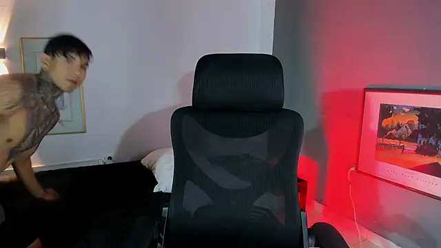 Travistanner 28 online show from November 26, 2025, 2:12 am