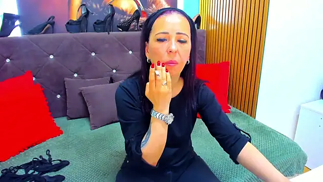 LauraSin online show from April 18, 2026, 3:32 am