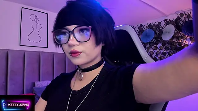 Kitty Gang online show from April 7, 2026, 1:39 am