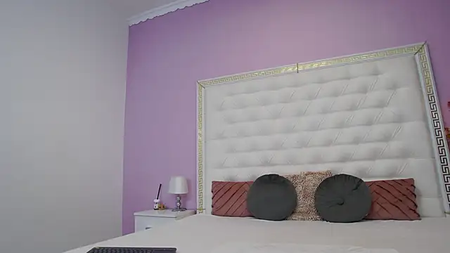 Lenna Paul online show from December 18, 2025, 4:51 am