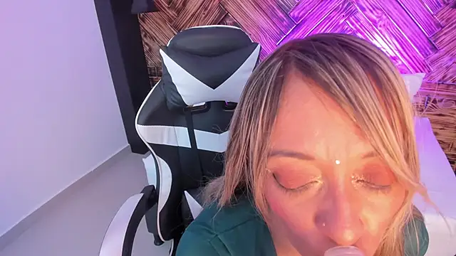 Snapshot of emma_collson chatting on November 27, 2025, 12:13 am emma collson online show from November 27, 2025, 12:13 am