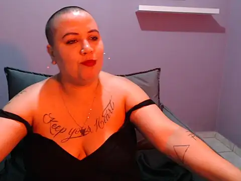 Snapshot of RevnaWalter chatting on October 18, 2025, 12:24 am RevnaWalter online show from October 18, 2025, 12:24 am